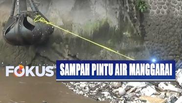 Hujan Deras di Bogor, Sampah Kiriman Menumpuk di Pintu Air Manggarai