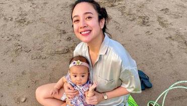 Potret Dea Ananda Liburan dengan Baby Sanne di Bali, Pertama Anak Injak Pasir Pantai