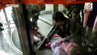 WHOOPS Lagi, Kaki Anak Kecil Ini Terjepit di Pintu Putar Hotel