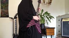 Muslimah Bercadar Joga Main Gitar Metal 