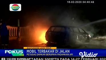 Mobil Terbakar Dijalan, Petugas Damkar Berupaya Padamkan Api