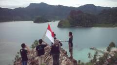 Indonesia Raya Di Puncak Pasumpahan Island