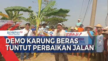 Warga Desa Kebonromo Demo Memakai Karung Beras Tuntut Perbaikan Jalan Rusak