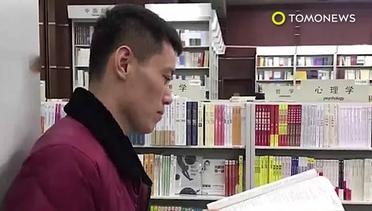 Pria jatuh cinta pada wanita misterius di toko buku - TomoNews