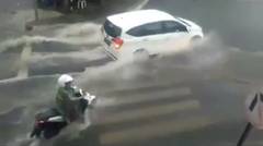 viral, wanita mengendarai sepeda motor terjang arus banjir sampai terjatuh