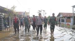 Personel Gabungan Blusukan ke Kawasan Banjir Rob di Pemalang, Patroli sembari Bagi Sembako