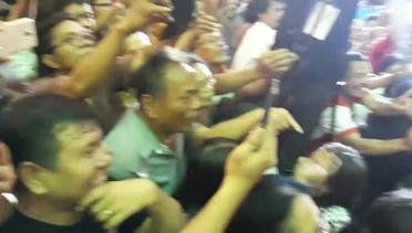 Inilah Konser perdana  di Jakarta Emak-Emak Penjual Ombus-ombus dari Sibolga yang nyanyi Lagu "Jokowi Presidenta"