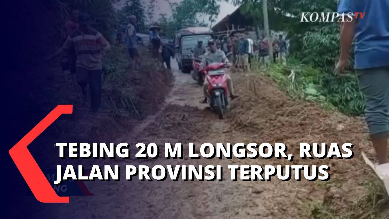 Jalan Penghubung Antar Kecamatan Terputus Akibat Tertimbun Material Longsoran Tebing Kompas 