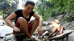 Gadis desa Teknologi Primitif Bertahan hidup menemukan ikan besar di sungai dibakar untuk dimakan-makanan lezat