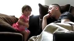 Video Lucu Usaha Anak Membangunkan Ayahnya