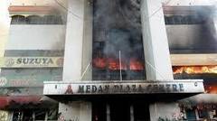 Detik-Detik Terbakarnya Gedung Medan Plaza