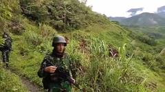 TNI Patroli Menembus Hutan dan Pegunungan Papua
