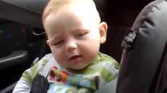 Anak Kecil Ngantuk Tidur Sambil Ketawa, Lucu Banget Hahaha