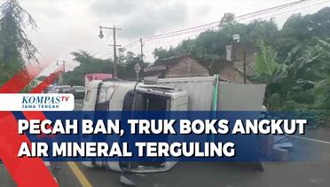 Pecah Ban, Truk Boks Angkut Air Mineral Terguling