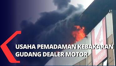 Upaya Memadamkan Kebakaran di Bagian Gudang Dealer Motor Terkendala Angin Kencang