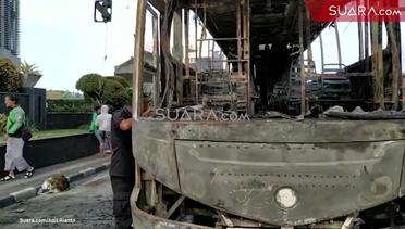 Kondisi Bangkai Mobil yang Dibakar Massa dalam Kerusuhan di Petamburan