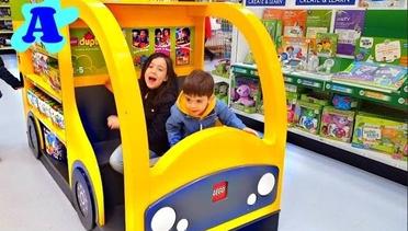 Roda di Bus Anak-anak Bersenang-senang di Toko Mainan