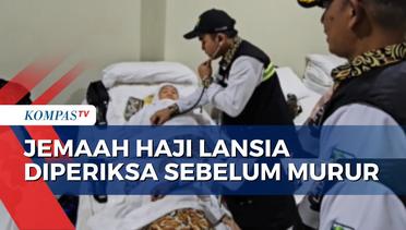 Petugas Periksa Kesehatan Jemaah Haji Lansia Sebelum Murur di Muzdalifah