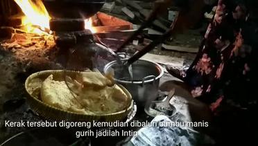 Mengolah Kerak Nasi Jadi Camilan Intip khas Cirebon
