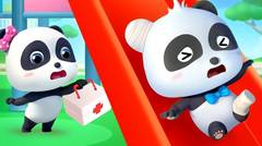 Bayi Panda Kiki Bermain Seluncuran dan Terjatuh