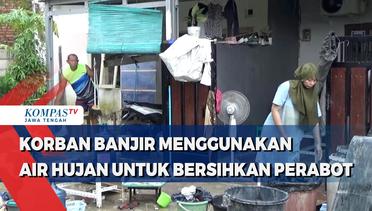 Korban Banjir di Semarang Menggunakan Air Hujan untuk Bersihkan Perabot