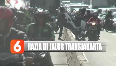 Hindari Razia di Jalur Transjakarta, Pemotor Nekat Angkat Kendaraan Lewati Separator