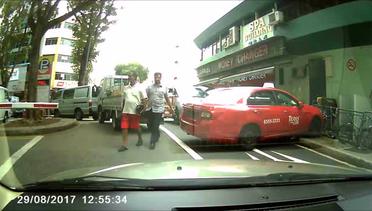 Taksi 'Hantu' Nyaris Tabrak 2 Pria Lalu Hantam Sepeda