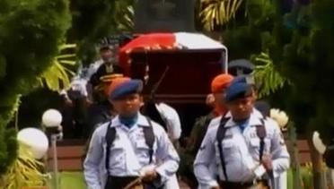 VIDEO: Isak Tangis Iringi Pemakaman Jenazah Mayor Penerbang Ivy