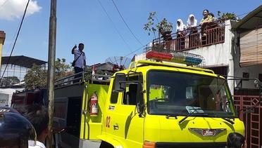 Peristiwa Kebakaran di Siantar - Damkar Milik PT STTC Ikut Memadamkan Api di Jalan Kyai