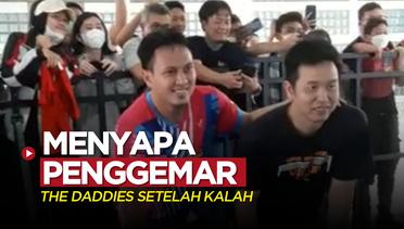 Mohammad Ahsan / Hendra Setiawan Menyapa Penggemar Setelah Kalah pada Babak Awal Indonesia Open 2022