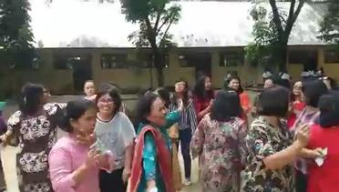 Guru-guru SMP Negeri 3 Pematangsiantar Manortor di Acara Pelepasan Murid