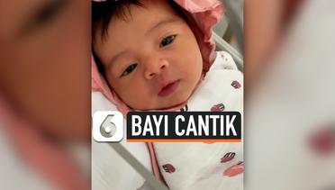 Wajah Cantik Bayi Rianti Cartwright yang Baru Lahir