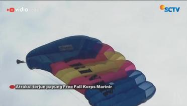 Atraksi Terjun Payung Free Fall Korps Marinir