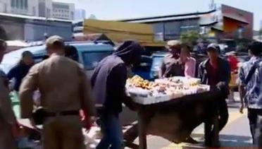 VIDEO: Warna-Warni Satpol PP dan PKL di Pasar Tanah Abang
