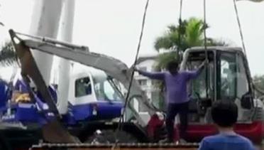 VIDEO: 4 Eskavator Diturunkan untuk Keruk Kali Krukut
