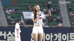 Aksi Miss Bikini Korea Ini Viral lewat Lemparan Seksinya di Pertandingan Baseball