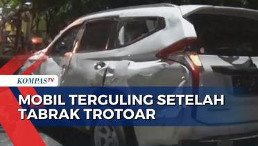 Sebuah Mobil Terguling Setelah Tabrak Trotoar di Tambora Jakarta Barat
