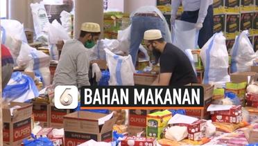 Relawan Bagikan Bahan Makanan Ramadan di Tengah Lockdown