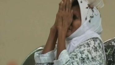 News Flash: Nenek Asyani Minta Ampun Kepada Hakim Agar Dibebaskan dari Hukuman