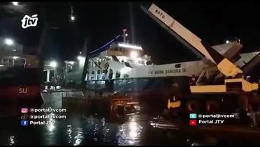 Ramp Door Kapal Patah Truk Bermuatan Tepung Tercebur Ke Laut - JATIM AWAN