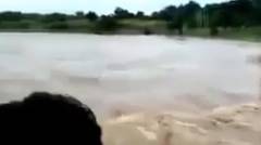 Ya ALLAH Kasian Banget Liat Bis terbawa Arus Banjir