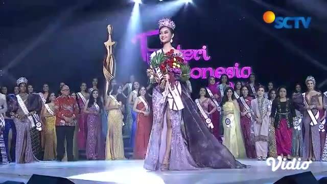First Walk Puteri Indonesia 2023, Farhana Nariswari Wisandana dari Jawa Barat