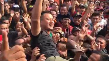 Agus Yudhoyono Lompat dari Atas Panggung
