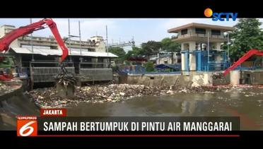 Petugas Bersihkan Tumpukan Sampah Kiriman dari Bogor di Pintu Air Manggarai - Liputan 6 Terkini