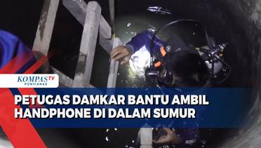 Petugas Damkar Bantu Ambil Handphone di Dalam Sumur