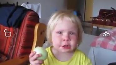 Video Viral Bocah Yang Mengira Apel Ini Ternyata Makan Bawang Bombay