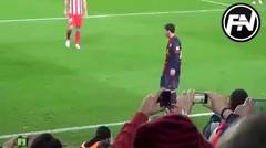 Fan runs onto the pitch to hug Messi ⚽️❤️