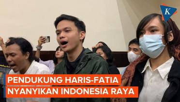 Massa Aksi Pembela Haris-Fatia Nyanyikan Indonesia Raya jelang Sidang Eksepsi