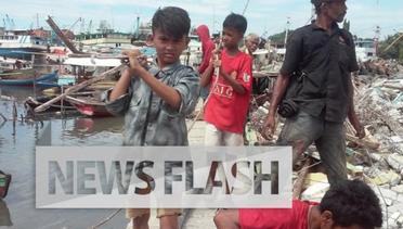 Anak-Anak Berebut Besi Bekas dengan Pemulung di Pasar Ikan