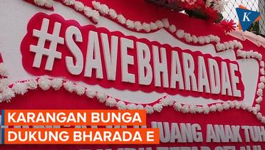 Saat Karangan Bunga Berisi Dukungan untuk Bharada E Muncul di Depan PN Jaksel